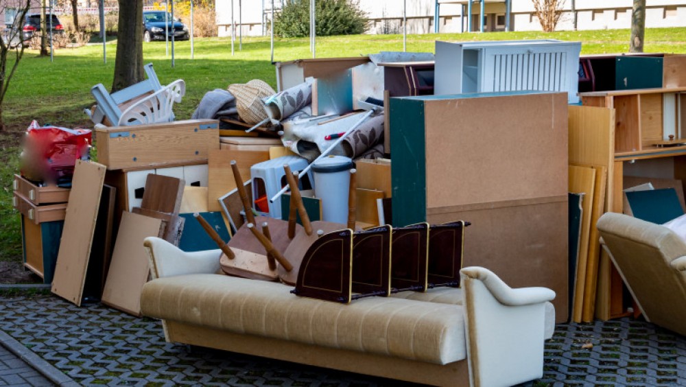 Nu-i venea să creadă! Ce a găsit într-un dulap un bărbat care a cumpărat mobilă second-hand